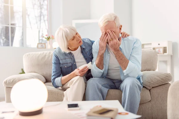 Agradable anciana animando a su marido llorando — Foto de Stock