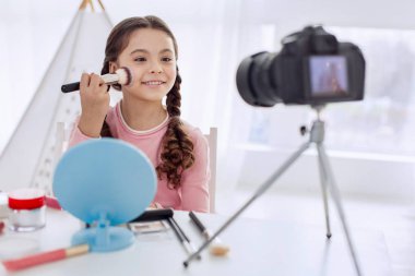 Neşeli kız onun vlog için toz uygulamak nasıl açıklayan