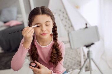 Göz gölgeler uygulayarak ve vlog filme sevimli kız