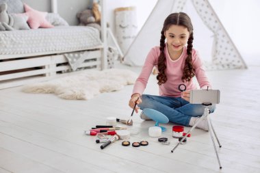 Onun yeni göz gölgeler üzerinde yorum pre-teen güzellik blogger