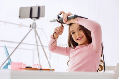 Çekici kız kayıt vlog süre saç kıvırma