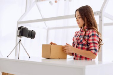 Çekici kız kayıt vlog süre kutusunu açmak üzere olmak