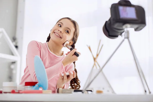 Piękna dziewczyna pozuje do kamery podczas stosowania proszku — Zdjęcie stockowe