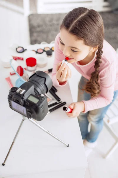 Pre-Teen Mädchen zeigt, wie man Lippenstift in ihrem Vlog anwendet — Stockfoto