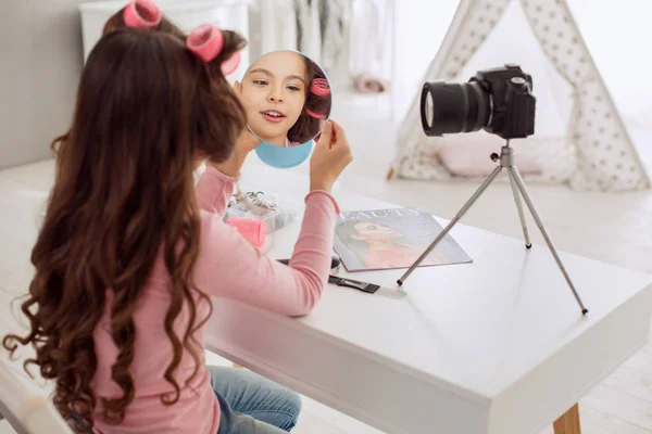 Chica encantadora comprobando el resultado de su trabajo en el espejo —  Fotos de Stock