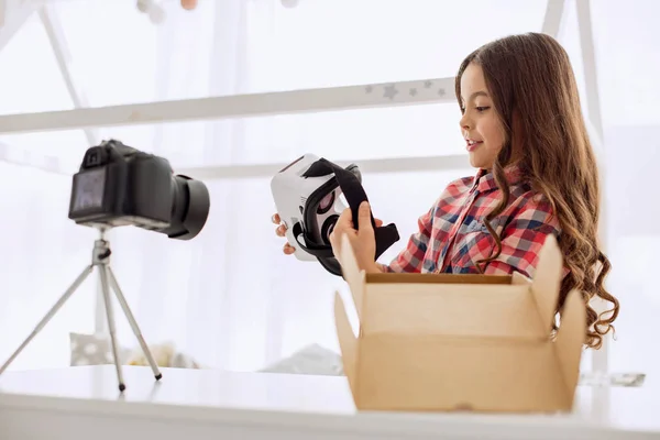 Chica alegre examinando los auriculares VR mientras graba vlog — Foto de Stock