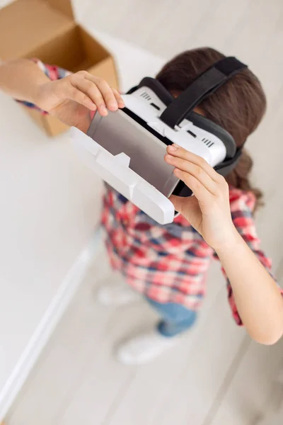 Top view of pre-teen girl inserting phone in VR headset — Stock Photo, Image