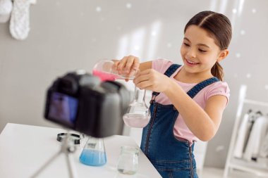 Pembe kimyasal su dökme neşeli blogger video