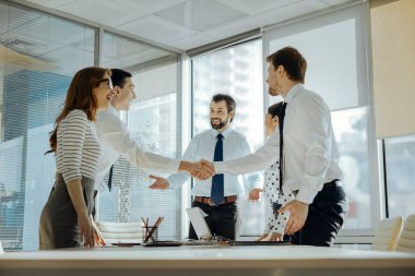 Neşeli arkadaşları ile başarılı proje birbirlerini tebrik