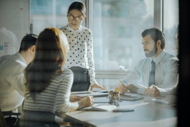 Büyüleyici patron ofisinde onu çalışanların işitme