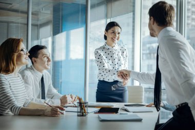 Bir el sıkışma iş ortağına bir büyüleyici kadın