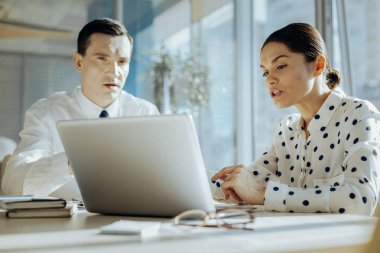 Dizüstü bilgisayarda ortak proje üzerinde hoş arkadaşları