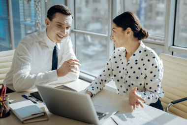 Çalışanlar raporu yorum büyüleyici kadın patron