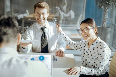 Hoş icra meslektaşları için soru formları dağıtma