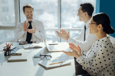 İyimser meslektaş ofis toplantı sırasında ellerini alkışlar