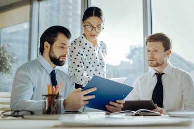 Belge veren hoş Sekreter patronuyla kopyalar