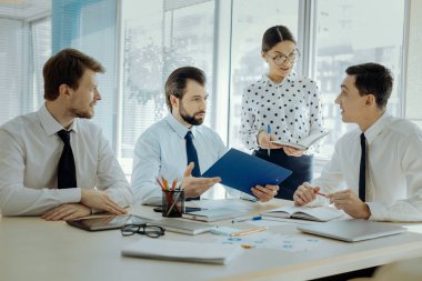 Hoş Sekreter patronu toplantı sırasında yönergenizi isteyen
