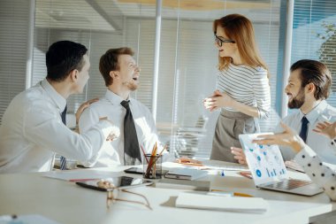 İş arkadaşları ile birlikte gülüyor iyimser takım lideri