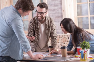 Mutlu genç insanlar yaptıkları proje tartışıyor