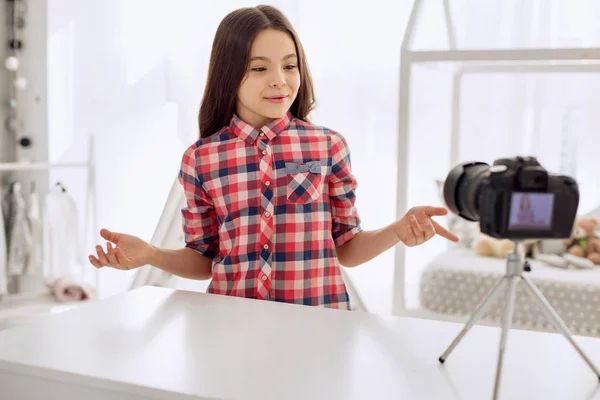 Menina alegre contando sobre seu dia em seu vlog — Fotografia de Stock