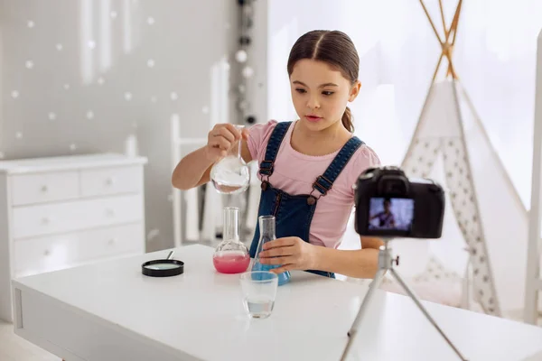 Γοητευτικό κορίτσι ανάμειξης χημικών προϊόντων και την καταγραφή — Φωτογραφία Αρχείου