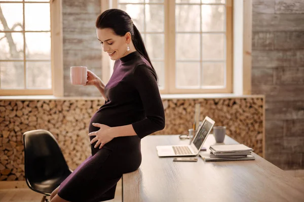 Любить беременную женщину, пить чай — стоковое фото