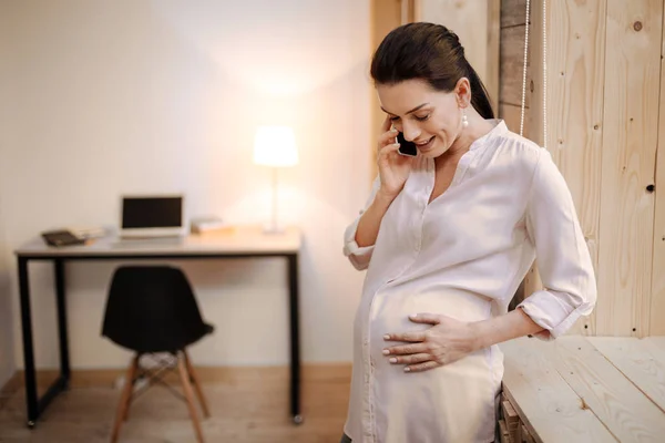 Вдохновлённая беременная женщина делится отличными новостями — стоковое фото