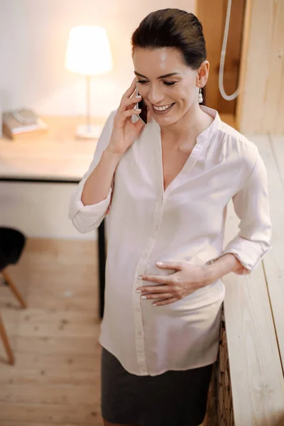 Úžasné těhotná žena chatování na telefonu — Stock fotografie