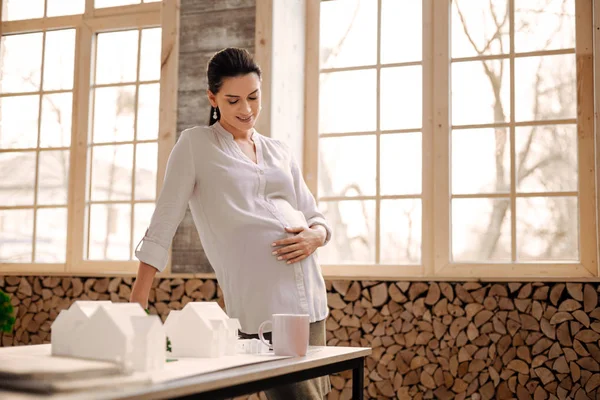 Мечтательный беременный дизайнер завершающий модель — стоковое фото