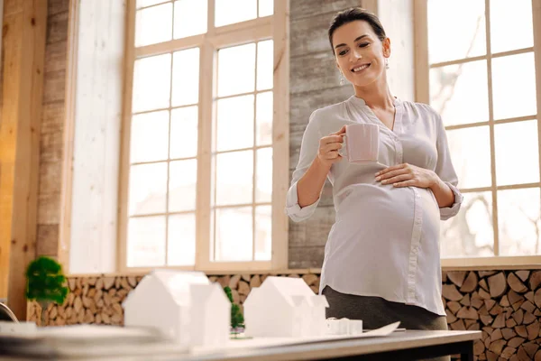 Очаровательный беременный дизайнер чувствует усталость после работы — стоковое фото