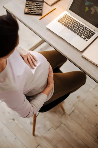 Brunette pregnant woman trying to concentrate — Stock Photo, Image