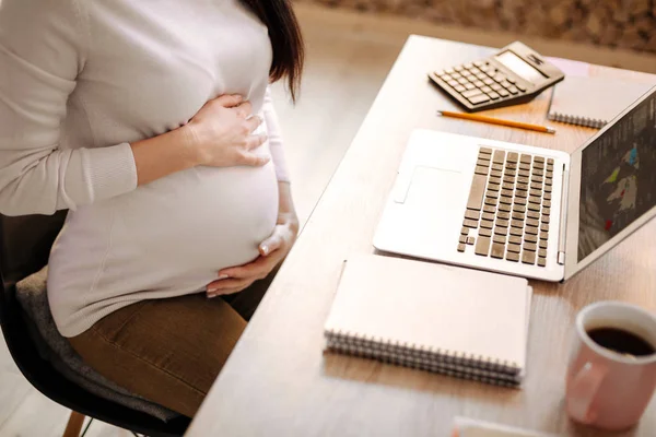 Tendres mains de femme enceinte prenant soin du ventre — Photo