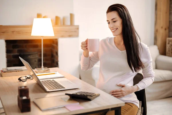 Satisfied pregnant woman calling online — Stock Photo, Image
