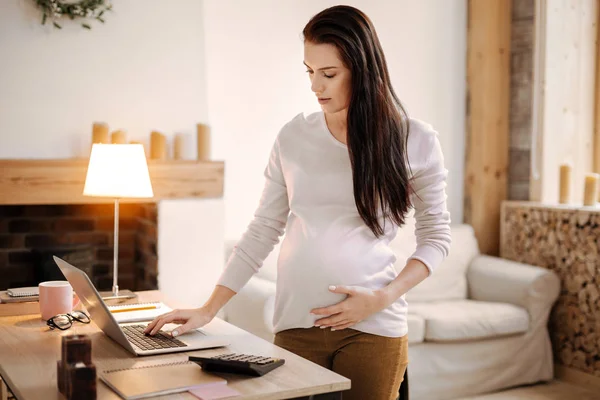 Concerned pregnant woman checking email — Stock Photo, Image