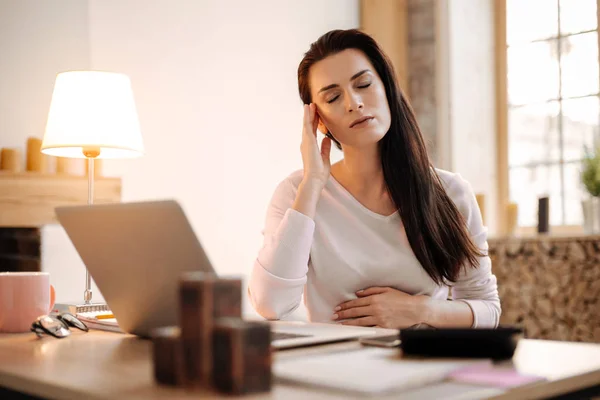 Trött gravid affärskvinna upplever huvudvärk — Stockfoto