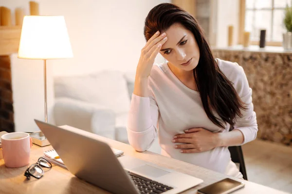 Schwangere Geschäftsfrau empfindet Schmerzen — Stockfoto