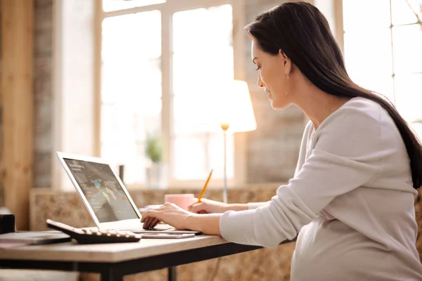 Mujer embarazada ambiciosa escribiendo ideas — Foto de Stock