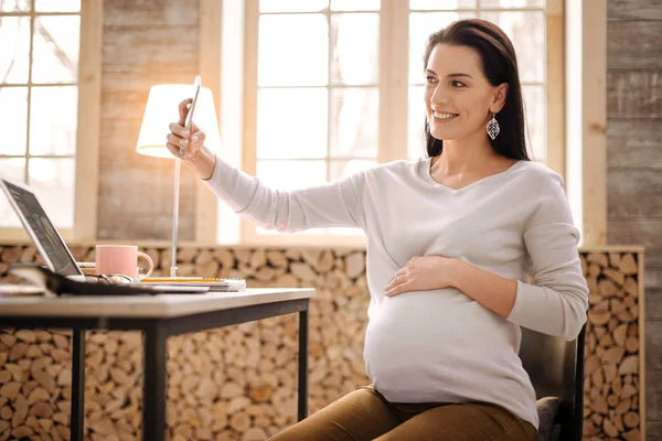 Happy pregnant woman taking selfie — Stock Photo, Image