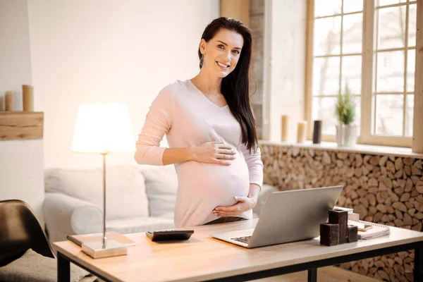 Уверенная беременная женщина, решившая работать дома — стоковое фото