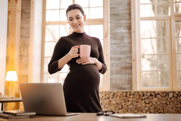 Hora Del Apelando Pensativo Embarazada Mujer Negocios Sosteniendo Taza Mientras — Foto de Stock