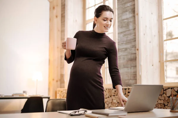 Pensativo embarazada mujer de negocios tomando té — Foto de Stock