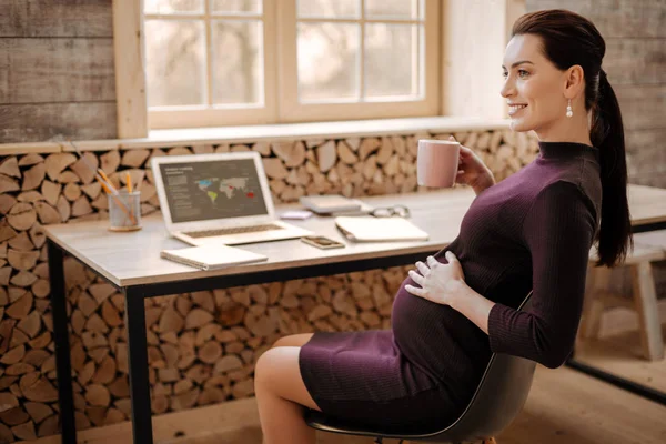 Амбициозная беременная деловая женщина расслабляется за чаем — стоковое фото