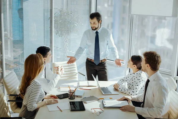 Guapo joven jefe llevando a cabo reunión de negocios — Foto de Stock