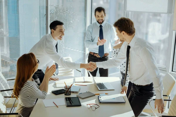 Vrolijke baas invoering van deelnemers van zakelijke bijeenkomst — Stockfoto