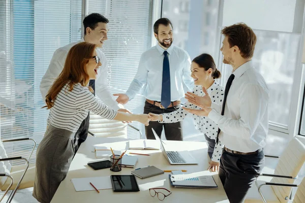 Vrolijke collega's begroeten elkaar voor zakelijke bijeenkomst — Stockfoto