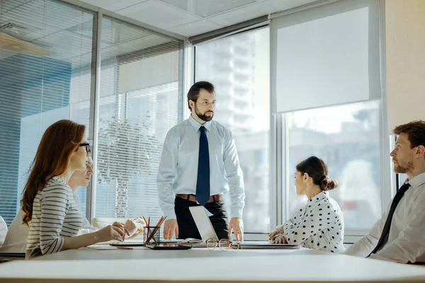 Charmante jonge man uitvoeren van ontmoeting met werknemers — Stockfoto