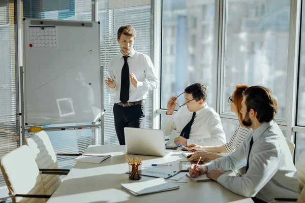 Aangename man praten over de vooruitzichten van het project — Stockfoto