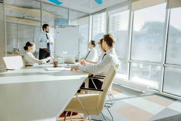 Prettige collega's luisteren naar verslag in vergaderruimte — Stockfoto