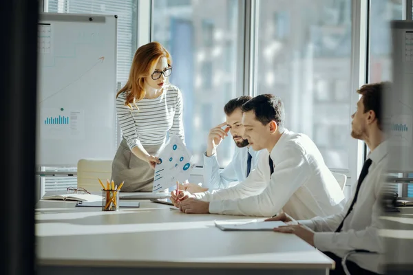 Jefa mujer reprochando a sus empleados por errores en el trabajo — Foto de Stock