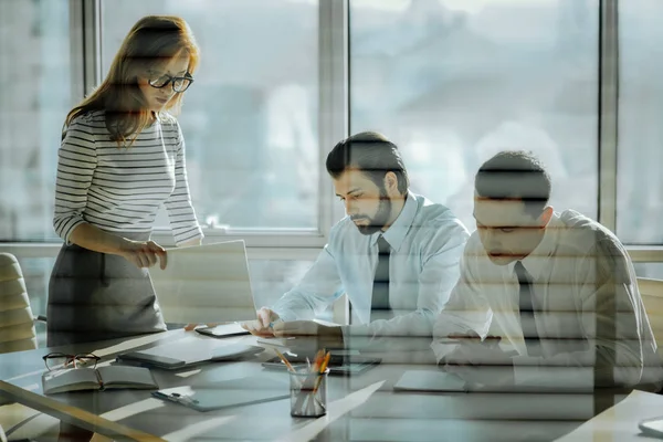 Directeur van de jonge bedrijf werknemers slecht gedaan documenten tonen — Stockfoto